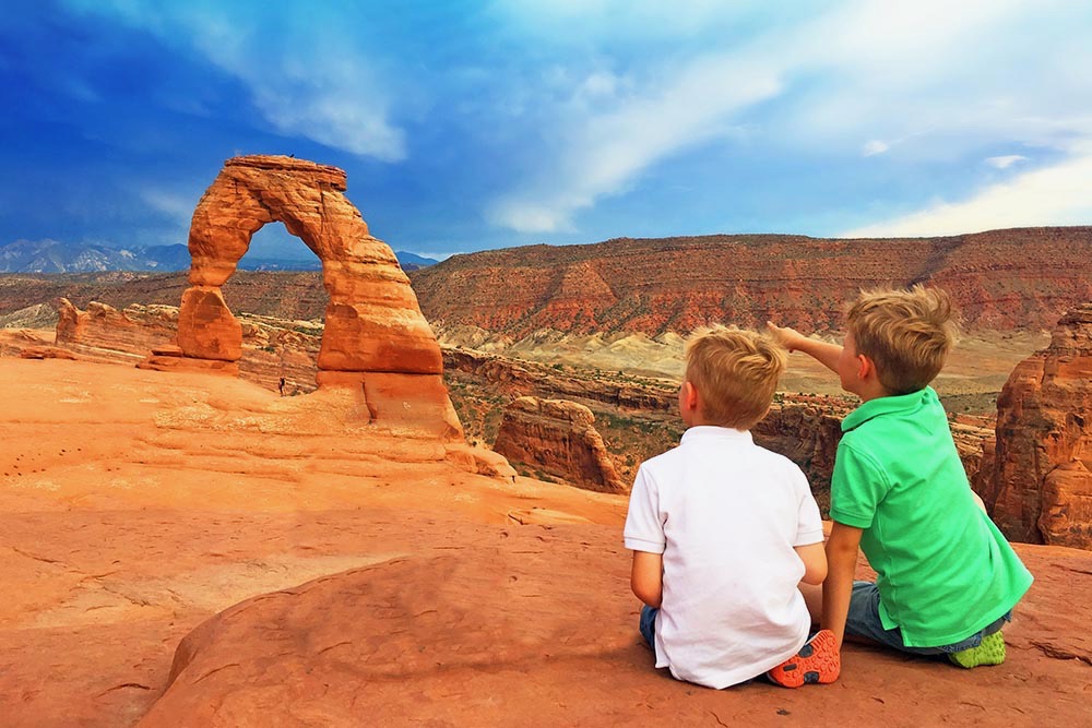 Hiking to Delicate Arch, USA with kids - Full Suitcase