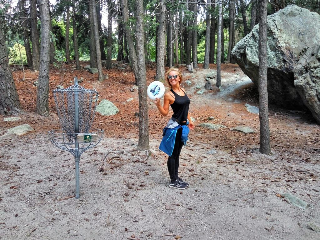 Playing frisbee golf in Queenstown